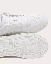 Carica l&#39;immagine nel visualizzatore di Gallery, VALENTINO Sneaker  Low top  in vitello Freedots
